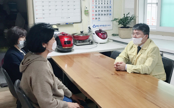▲ 홍인성 중구청장이 장애인거주시설의 코로나19 관련 애로사항을 경청하고 있다.