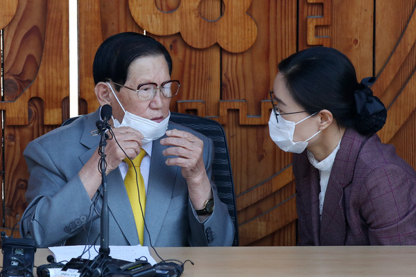 ▲ 취재진 질문 전달받는 이만희 신천지예수교 총회장.