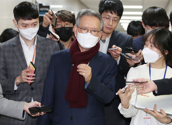 ▲ 취재진 질문에 답하는 김형오 미래통합당 공천관리위원장.