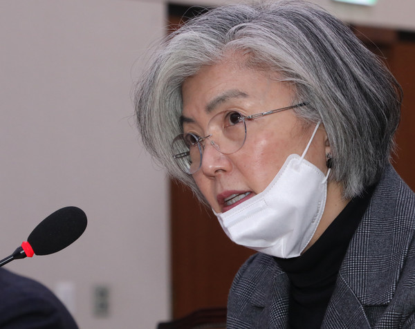 ▲ 의원들 질의에 답하는 강경화 외교부 장관.