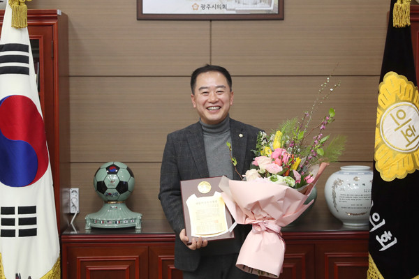 ▲ 지방의정봉사대상을 수상 받은 박현철 의장.