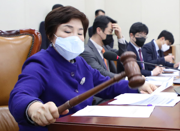 ▲ 의사봉 두드리는 전혜숙 위원장.