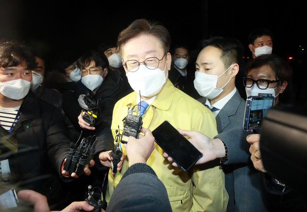 ▲ 취재진 질문에 답하는  이재명 경기도지사.