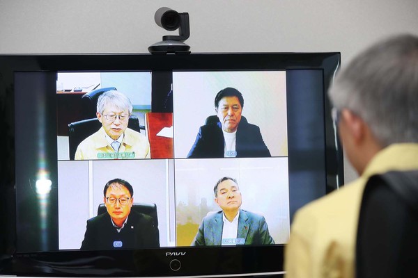 ▲ 최기영 과기부 장관과 긴급 간담회를 가진 이통3사 CEO들./뉴시스