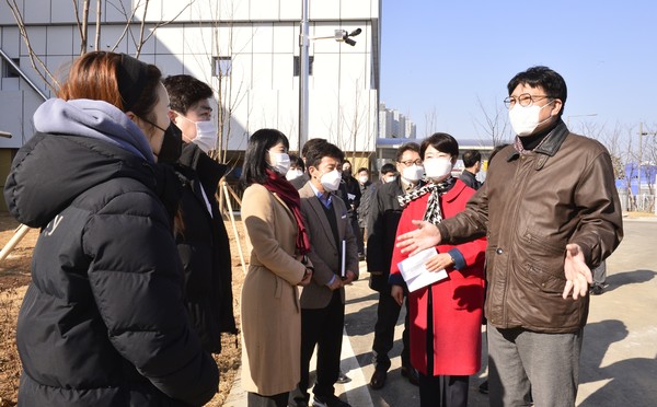 ▲ 3월 개교 예정인 학교를 방문한 도성훈 인천광역시교육감(맨오른쪽).