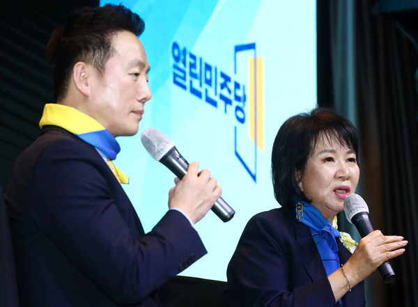 ▲ 토크쇼하는 열린민주당 손혜원-정봉주 최고위원.