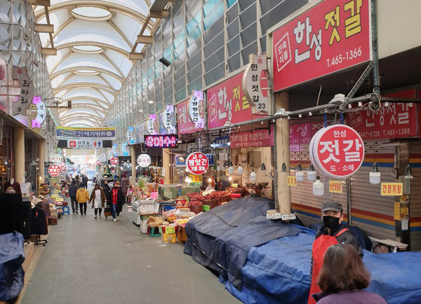 ▲ 코로나19 여파로 인천 남동구 구월시장을 찾는 손님들의 발길이 끊겨 한산한 모습을 보이고 있다. 불경기를 임차인과 함께 이겨내자며 이곳 시장 임대업자 31%가 ‘착한 임대인 운동’에 참여를 하고 있다.