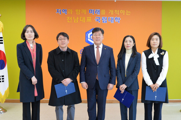▲ 교육우수교원 포상 수여식 기념촬영하는 고영진 순천대 총장(가운데).