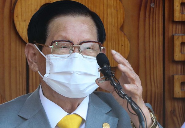 ▲ 기자회견하는 이만희 총회장.