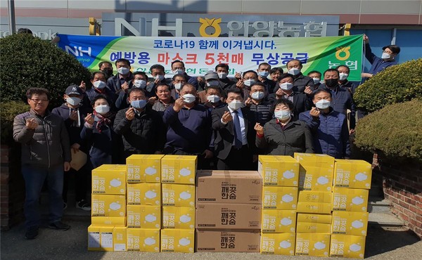 ▲ 조합원 마스크 지원 기념촬영하는 장흥군 안양농협 조합원들.