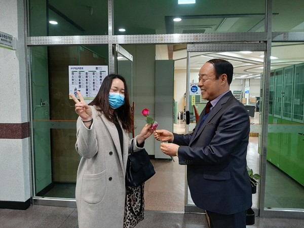 ▲ 세계 여성의 날을 맞아 진행하는 장미꽃 나눔 행사.