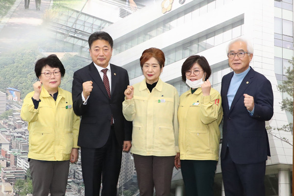 ▲ 성남시의회, 보건소에 격려금 전달.