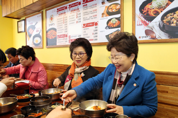 ▲ 확진자 방문 식당에서 식사를 하고 있는 의장 및 의원들.