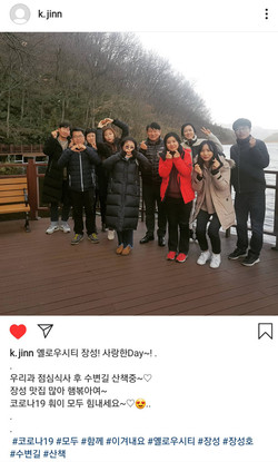 ▲ 장성 식당 이용과 장성호수변길 방문을 SNS로 공유하는 장성군 공직자.