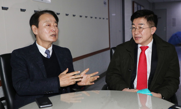 ▲ 대화하는 한선교 대표와 공병호 공천관리위원장.