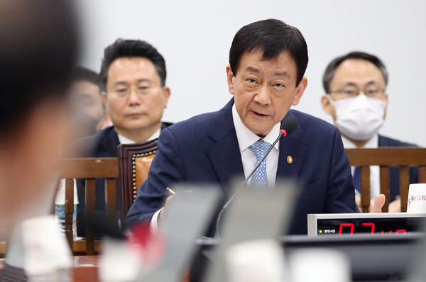 ▲ 질의에 답하는 진영 장관.