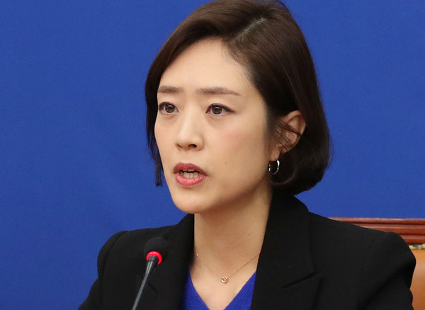 ▲ 발언하는 고민정 대변인.
