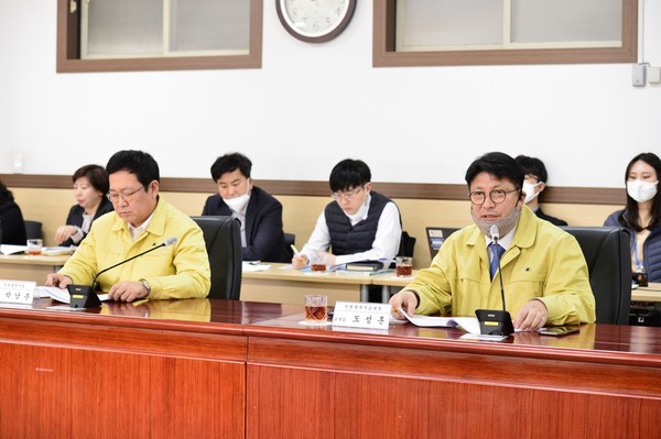 ▲ 코로나19 공동대응 간담회에 참석한 박남춘 인천시장(왼쪽)과 도성훈 인천시교육감.