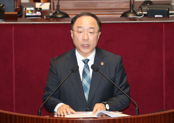 ▲ 제안 설명하는 홍남기 경제부총리 겸 기획재정부 장관.