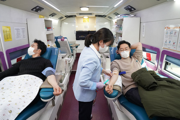 ▲ 코로나19로 혈액수급이 어려워지자 자발적으로 헌혈운동을 펼치고 있는 성북구 직원들.