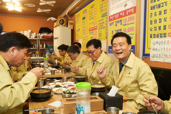▲ 소상공인의 어려움을 덜기 위해 자발적으로 전통시장과 골목 작은 식당 이용하고 있는 성북구 직원들. 이승로 성북구청장(오른쪽)이 응원의 메시지를 전하고 있다.