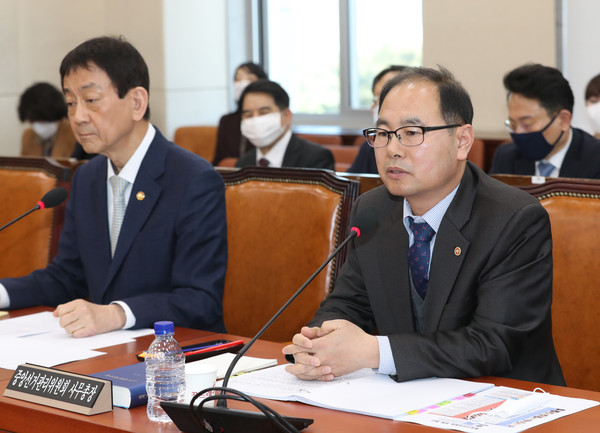 ▲ 질의에 답하는 박영수 사무총장.
