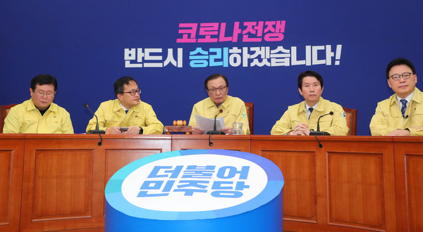 ▲ 현안관련 발언하는 이해찬(가운데) 더불어민주당 대표.