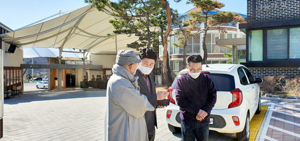 ▲ 나눔의 집을 방문한 김원기 부의장(왼쪽서 두번째).
