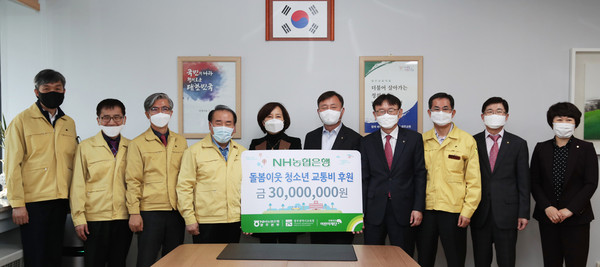 ▲ NH농협은행 광주본부로부터 청소년 교통비 후원금을 전달받은 장휘국 광주광역시교육감(왼쪽에서 네번째).