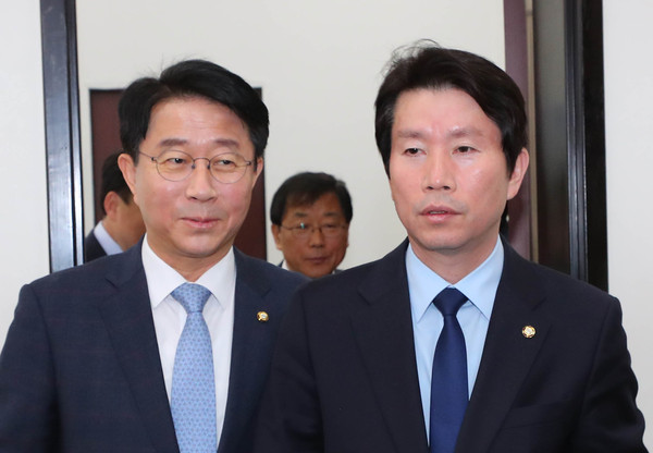▲ 의견 나누는 더불어민주당 이인영(오른쪽) 원내대표와 조정식 정책위의장.