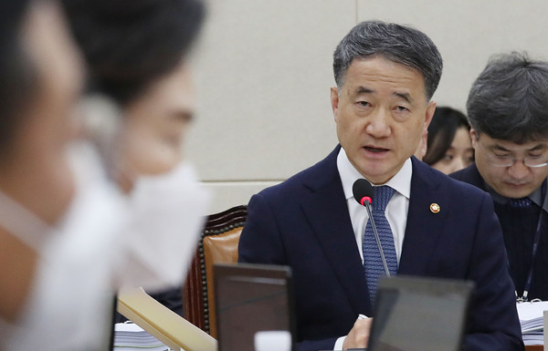 ▲ 질의에 답하는 박능후 장관.