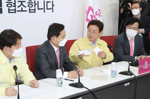 ▲ 면담하는 심재철 미래통합당 원내대표와 이철우 경북도지사, 권영진 대구시장.
