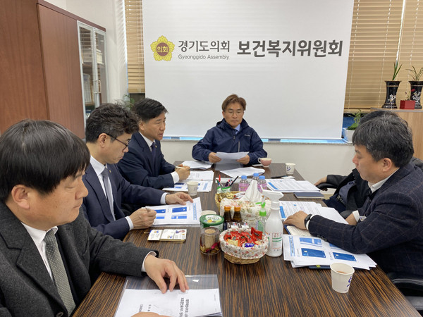 ▲ 사회복지시설 보조금 전용카드 발급 간담회를 가진 정희시 위원장.