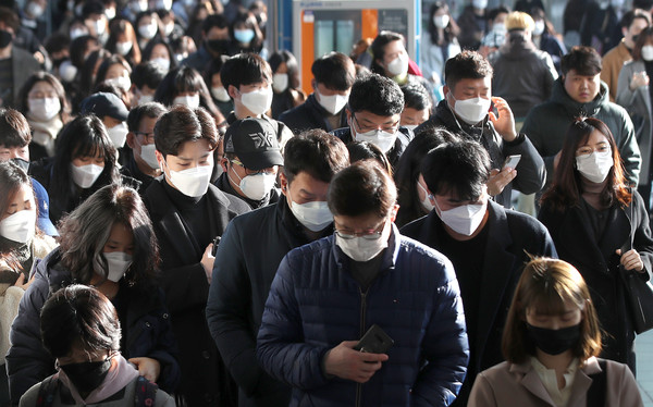 ▲ 서울시 구로구 신도림역에서 마스크 쓰고 출근하는 시민들.
