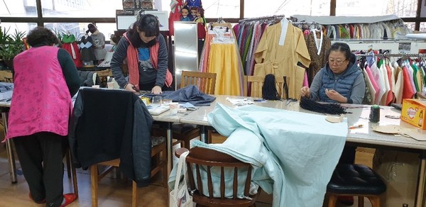 ▲ 면마스크 제작 모습.