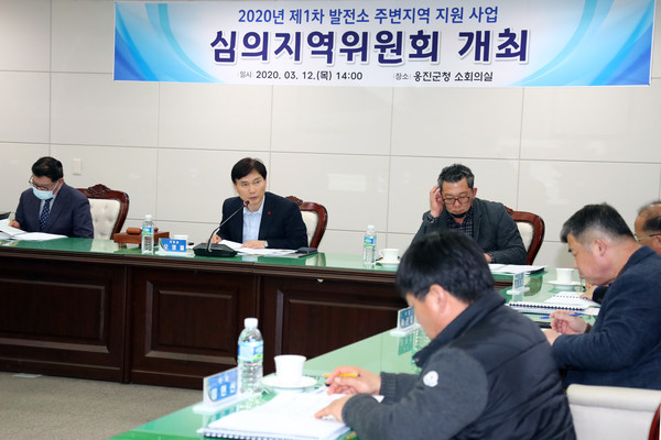 ▲ 오영철 위원장(옹진군 부군수)이 지난 12일 군청 소회의실에서 열린 '2020년 제1회 발전소 주변지역 지원사업 심의지역위원회' 회의를 진행하고 있다.