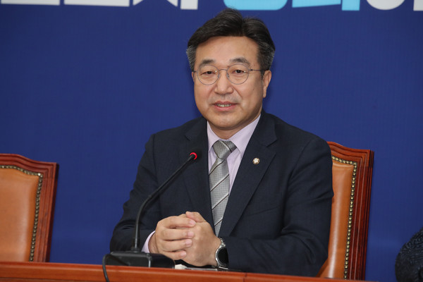▲ 기자간담회하는 윤호중 사무총장.