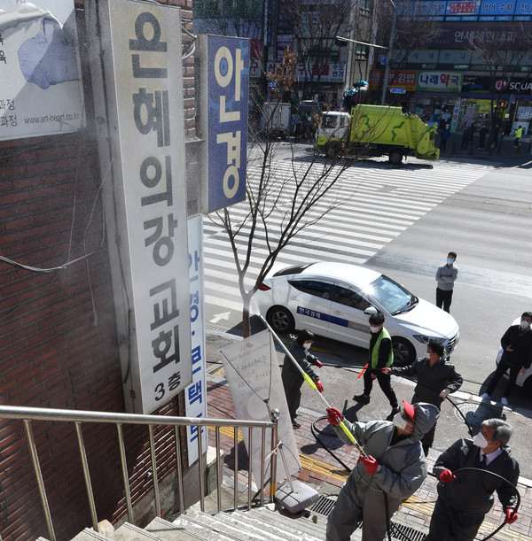 ▲ 성남 '은혜의 강' 교회 주변 방역하는 관계자들.