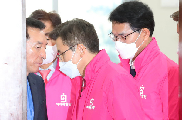 ▲ 당 의원들과 의견 나누는 황교안 대표.