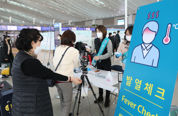 ▲ 출국 전 발열검사 받는 승객들.