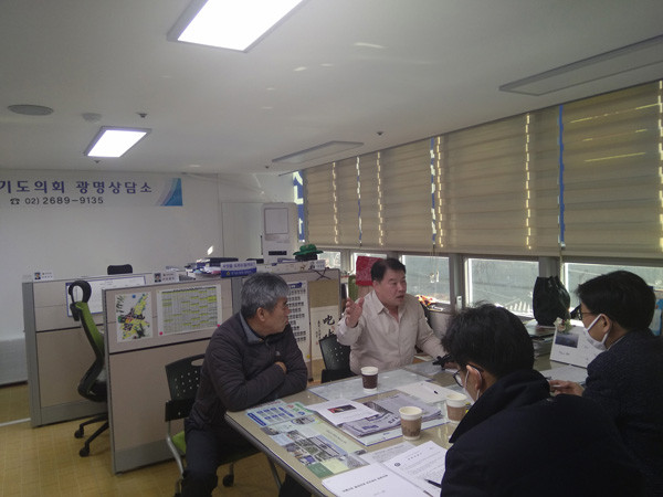 ▲ 경기도의회 김영준 의원이 보행 중 스마트폰 사고 예방 방안에 대해 논의했다.