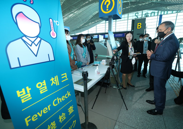▲ 강화된 미국노선 출국검역현장 참관하는 해리스 주한미국대사.