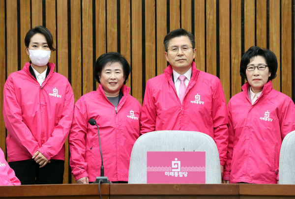 ▲ 김수민·신용현·김삼화 의원과 기념촬영하는 황교안 대표.