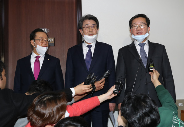 ▲ 회동 마친 예결위 간사들.