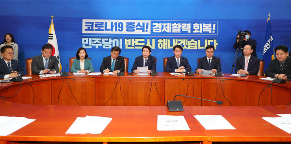 ▲ 현안 발언하는 이인영(가운데) 더불어민주당 원내대표.
