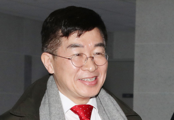 ▲ 공관위 들어서는 공병호 미래한국당 공천관리위원장.