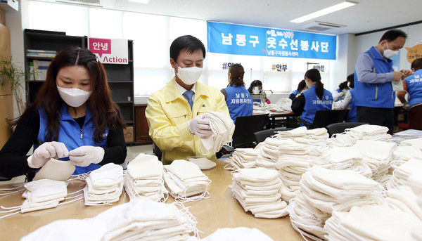 ▲ 남동구자원봉사센터 옷수선봉사단과 이강호 남동구청장이 면마스크를 직접 제작하고 있다.
