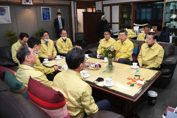 ▲ 유천호 강화군수와 김포시 정하영시장이 협의를 진행하고 있다.