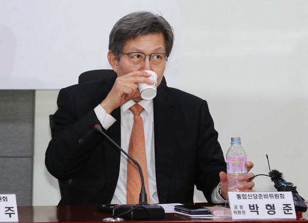 ▲ 물 마시는 박형준 공동위원장.
