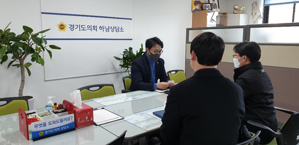 ▲ 시교육청 전기안전 담장자와 학교안전 문제 논의.